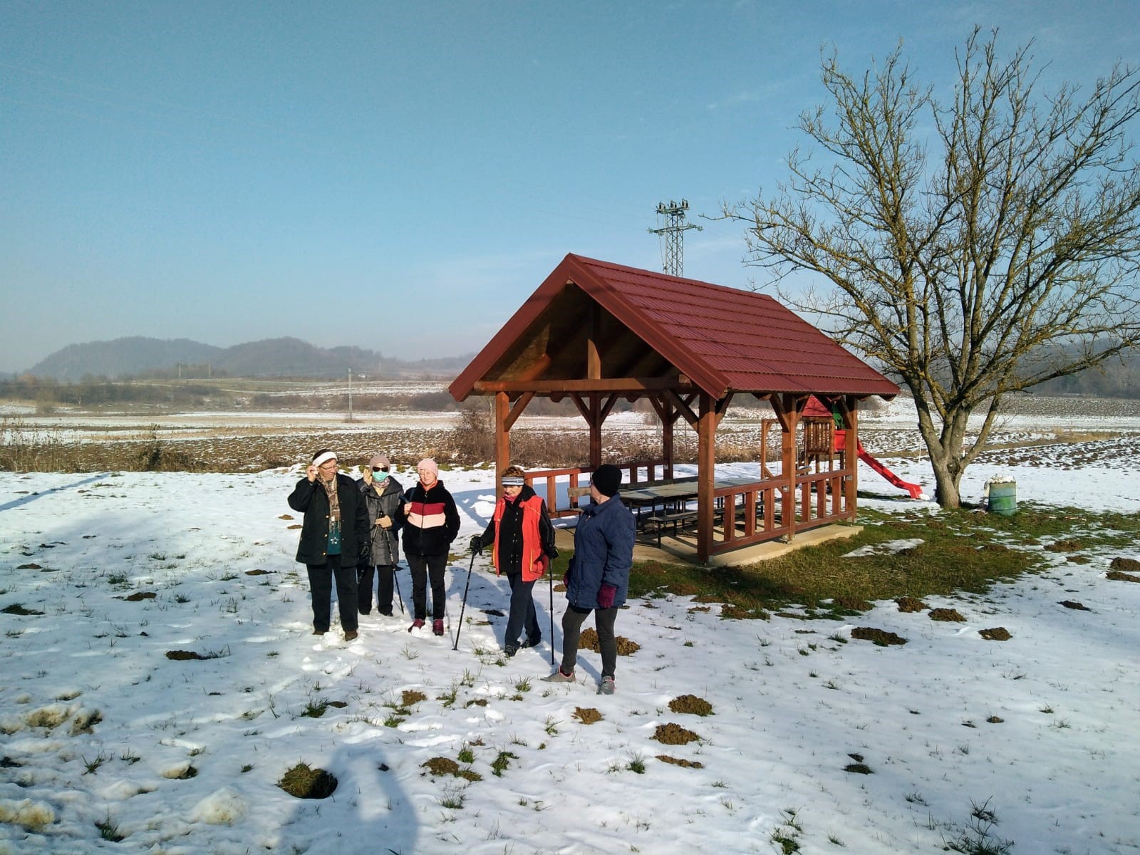 grupa ljudi ispred nadstrešnice