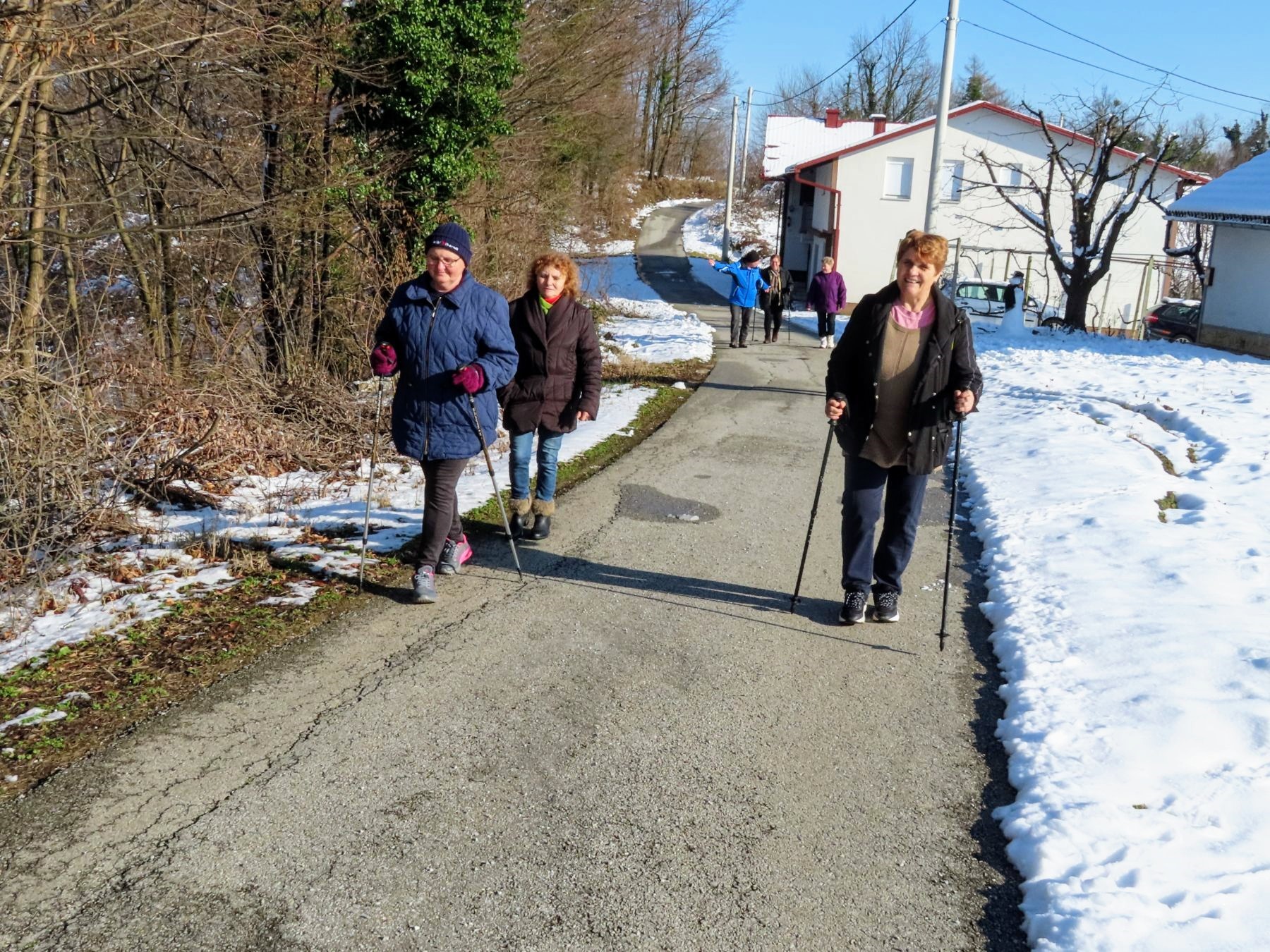 grupa ljudi na cesti