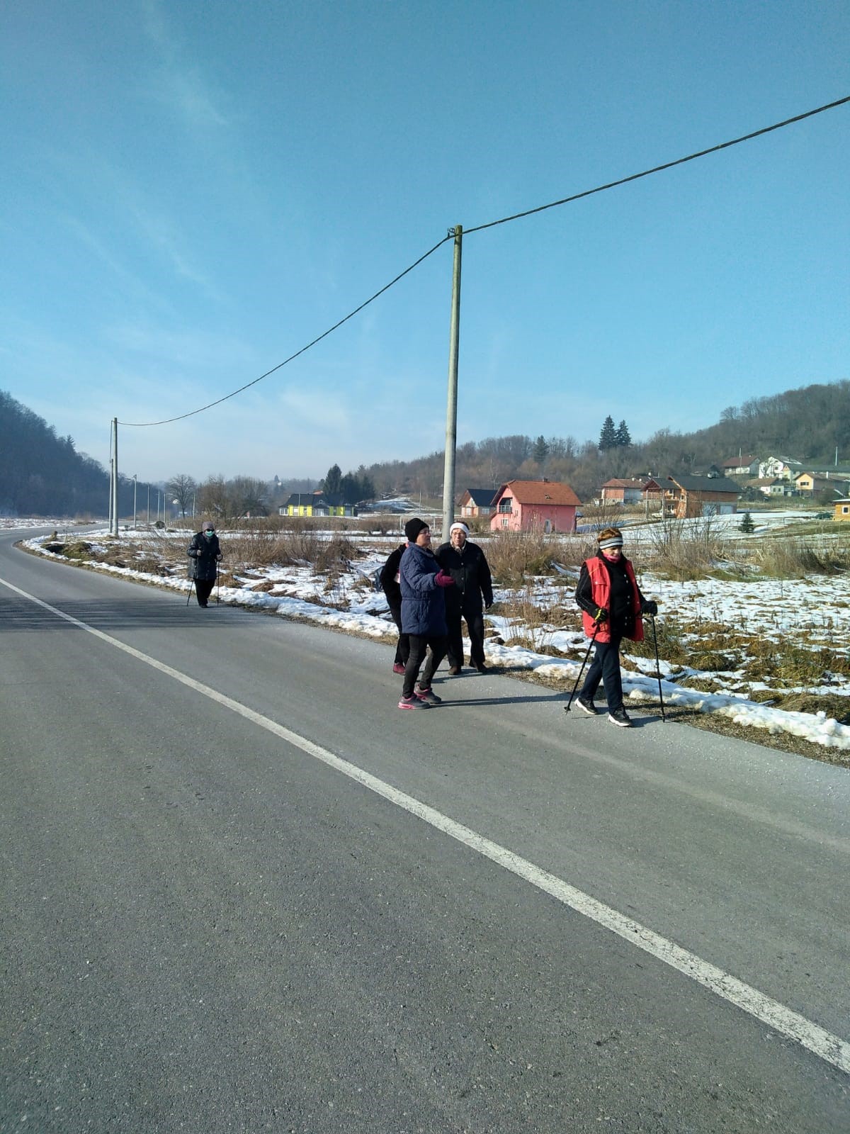 grupa ljudi na cesti